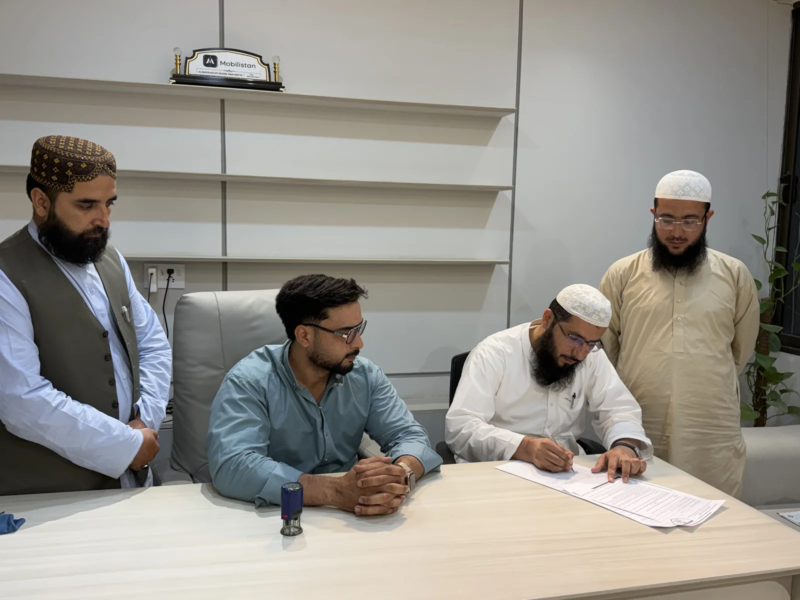 Mufti Syed Sanaullah of Al Hijrah Sharia Advisory Services signing the Sharia advisory agreement with Mobilistan in Quetta